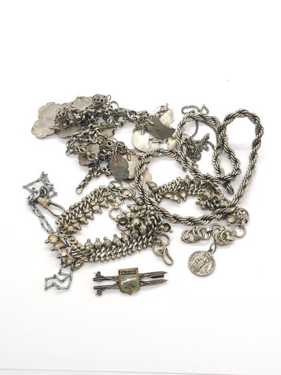 ENSEMBLE de bijoux fantaisies comprenant
Colliers,...