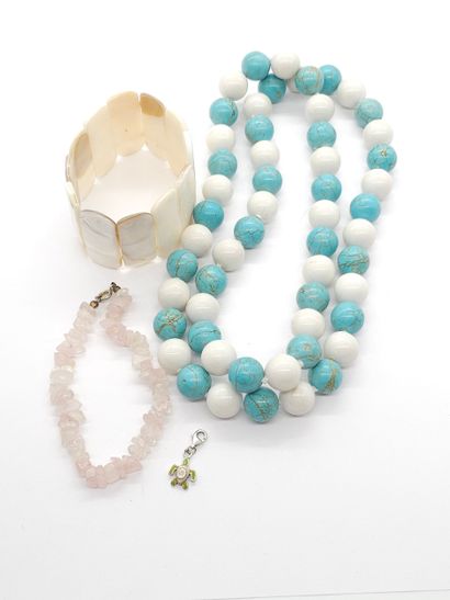 LOT DE BIJOUX FANTAISIE
Collier, bracelet...