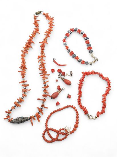 LOT DE BIJOUX en corail