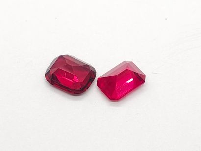 DEUX PIERRES rouges de synthèse