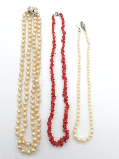 ENSEMBLE DE TROIS COLLIERS
Un collier en...
