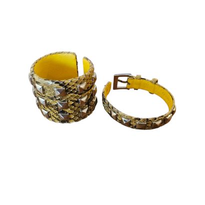 LOT de deux pièces comprenant : 
Large bracelet...