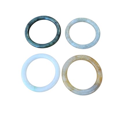 LOT DE QUATRE bracelets joncs en jade Néphrite...