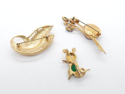 TROIS BROCHES en métal doré dont une en forme...