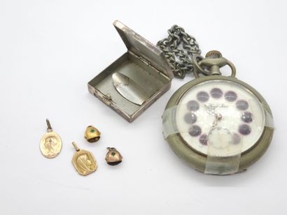 LOT DE BIJOUX FANTAISIE comprenant :
Régulateur...