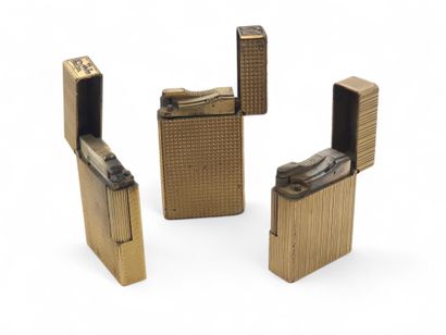 LOT de trois briquets DUPONT en métal doré...