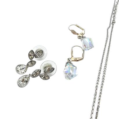SWAROWSKI 
Deux chaînes en métal et cristal...