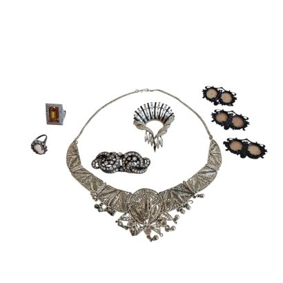 ENSEMBLES DE BROCHES, BAGUES ET COLLIERS...