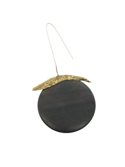 BROCHE EPINGLE composée d'un cercle de bois...