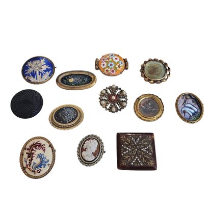 ENSEMBLE DE VINGT-CINQ BROCHES rondes en...