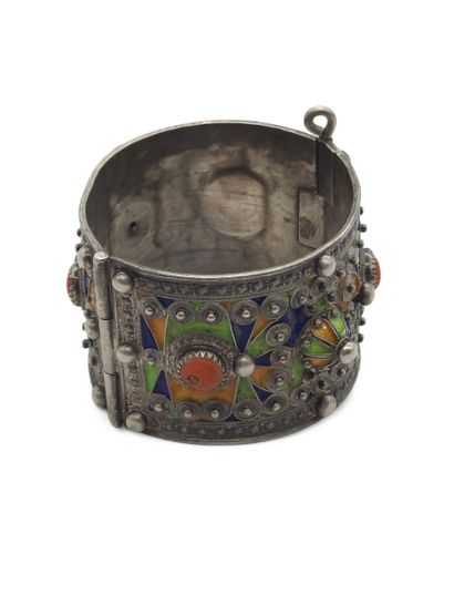 BRACELET en argent bas titre ornée de corail...