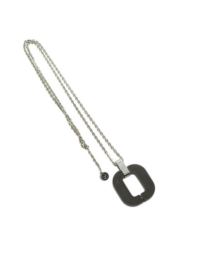 DEROME XAVIER
Collier en métal et pendentif...