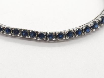 BRACELET en métal argenté orné de pierres...