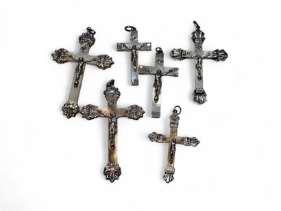 ENSEMBLE DE SIX CROIX DE COMMUNION en nacre...