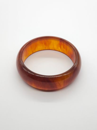 COLLIER en perles d'ambre en chute 
On y...