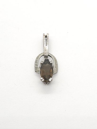 PENDENTIF en argent serti d'un quartz fumé...