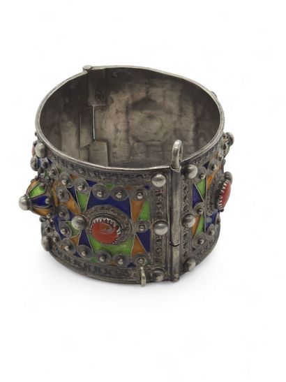 BRACELET en argent bas titre ornée de corail...