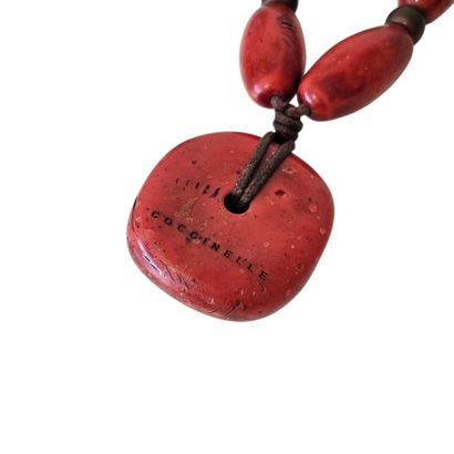 COCCINELLE 
Collier en résine peinte de forme...