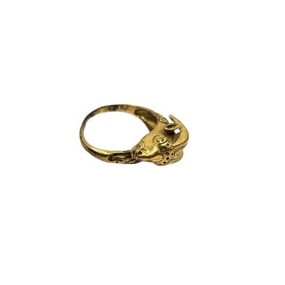 BAGUE zoomorphe ouverte en métal doré figurant...