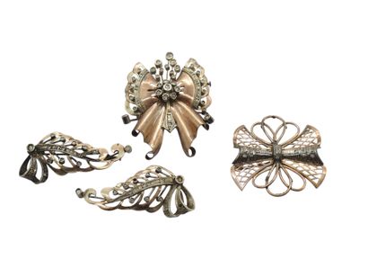 LOT comprenant : 
Quatre broches en métal...