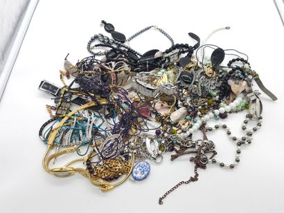 ENSEMBLE de bijoux fantaisies comprenant...