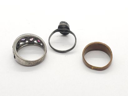 DEUX BAGUES en argent 925°, l'une ornée d'une...