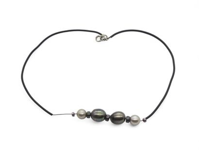 LOT comprenant :
Bracelet ornée de perles...