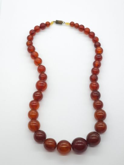 COLLIER en perles d'ambre en chute 
On y...