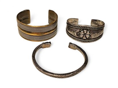 ENSEMBLE DE BIJOUX FANTAISIE comprenant :
Trois...
