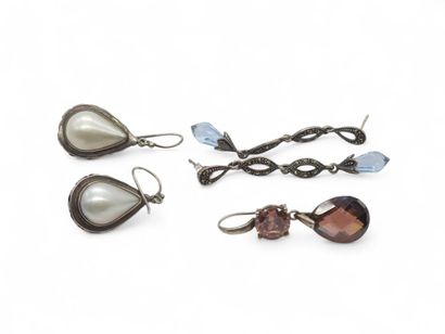 LOT de bijoux fantaisie comprenant :
Lip...