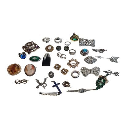ENSEMBLES DE BROCHES, BAGUES ET COLLIERS...