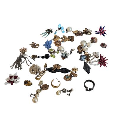 IMPORTANT LOT DE BOUCLES D'OREILLES en métal,...