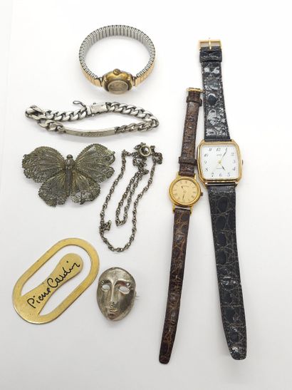 LOT comprenant trois montres en métal doré...