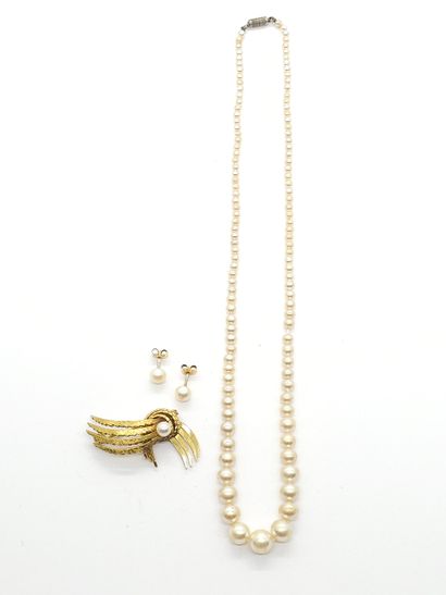 LOT DE BIJOUX comprenant :
Collier de perles
Deux...