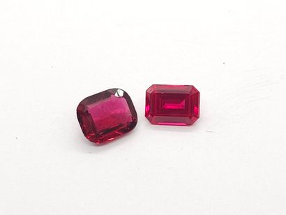 DEUX PIERRES rouges de synthèse