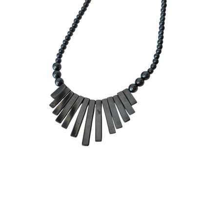 COLLIER en hématite, fermoir en métal do...
