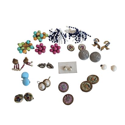 IMPORTANT LOT DE BOUCLES D'OREILLES en métal,...