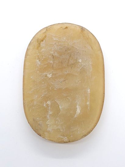 PLAQUE de jade sculptée, figurant un scarabée...