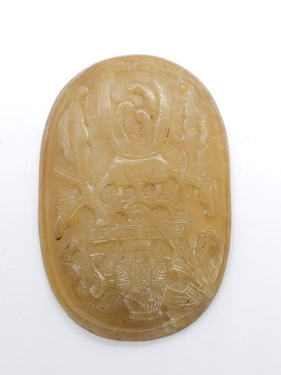 PLAQUE de jade sculptée, figurant un scarabée...