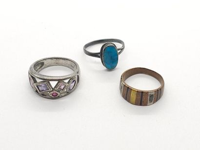 DEUX BAGUES en argent 925°, l'une ornée d'une...