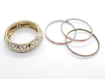 LOT DE QUATRE BRACELETS JONCS FANTAISIE dont...