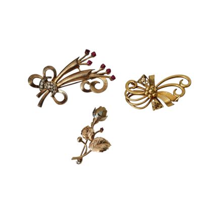 LOT de trois broches en métal doré dont certaines...