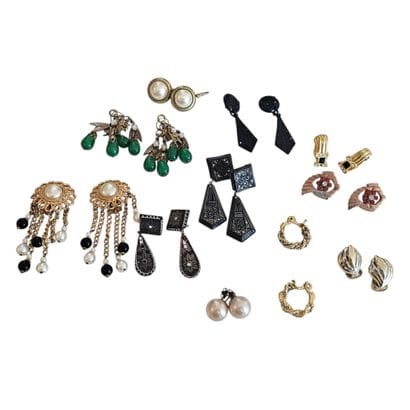 IMPORTANT LOT DE BOUCLES D'OREILLES en métal,...