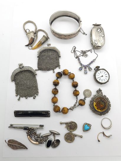 REUNION DE DIVERS OBJETS en argent comprenant...