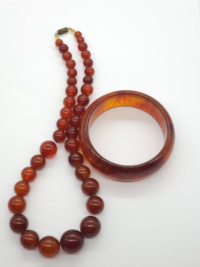 COLLIER en perles d'ambre en chute 
On y...
