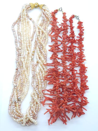 DEUX COLLIERS en corail rouge 
On y joint
Un...