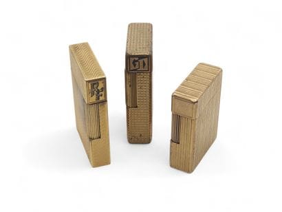 LOT de trois briquets DUPONT en métal doré...