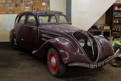 PEUGEOT, 402 B sedan, 1939

Four-door sedan...