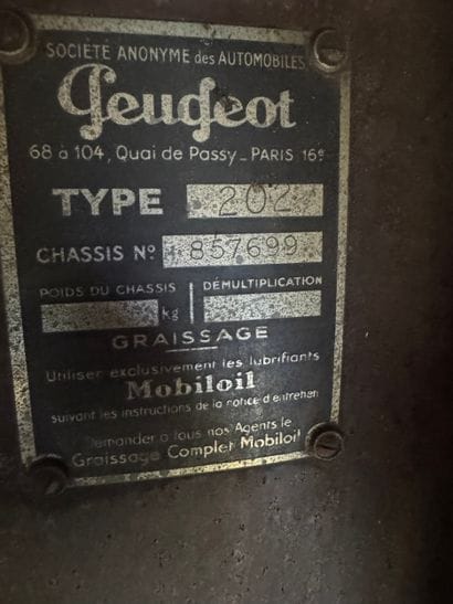 PEUGEOT, 202 luxury sedan, 1939 

Distinctive...