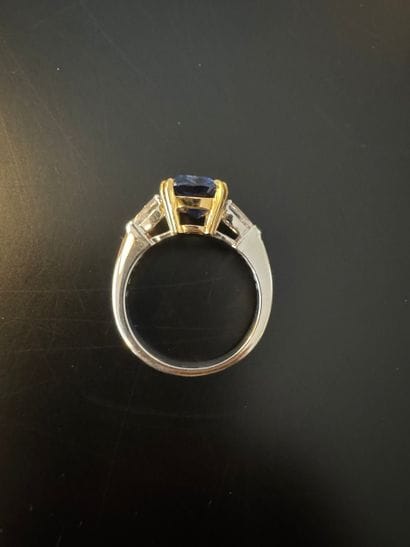 750° white gold RING set with a 4.55 ct sapphire...